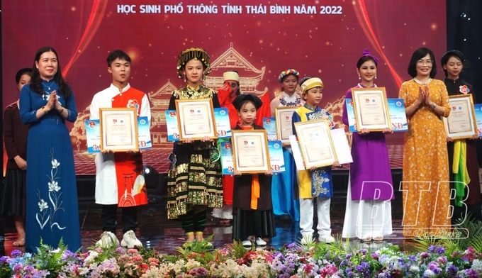Trao giải nhì cho các thí sinh.