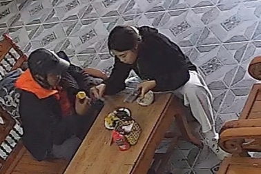 Shipper thân thiết như người nhà, đi giao hàng vào dùng bữa luôn cùng chủ