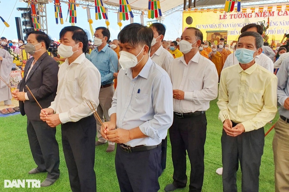 Lễ cầu siêu 17 người xấu số thiệt mạng trên biển Cửa Đại - 4 Lễ cầu siêu 17 người xấu số thiệt mạng trên biển Cửa Đại - 4
