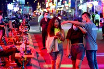 Vắng khách, bảo vệ hàng quán phố Tây Bùi Viện ra đường "ôm khách" mời vào