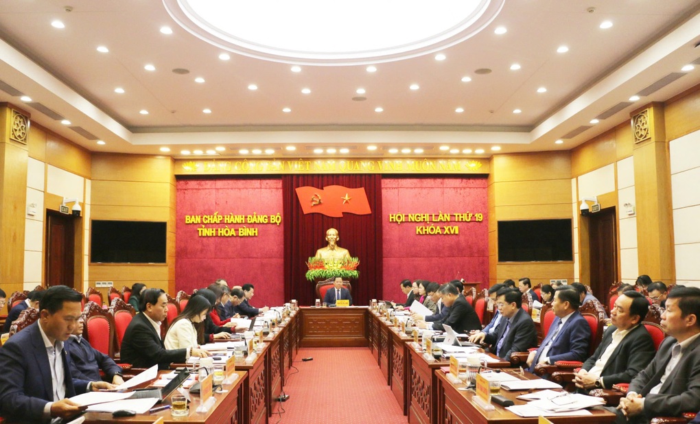 14 cán bộ diện Ban Thường vụ Tỉnh ủy Hòa Bình quản lý xin nghỉ trước tuổi - 1 14 cán bộ diện Ban Thường vụ Tỉnh ủy Hòa Bình quản lý xin nghỉ trước tuổi - 1