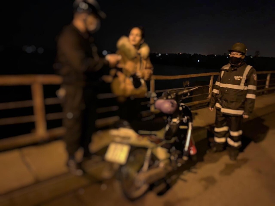 Hà Nội: Chốt kiểm dịch kịp thời cứu cô gái định nhảy cầu Long Biên - 1 Hà Nội: Chốt kiểm dịch kịp thời cứu cô gái định nhảy cầu Long Biên - 1