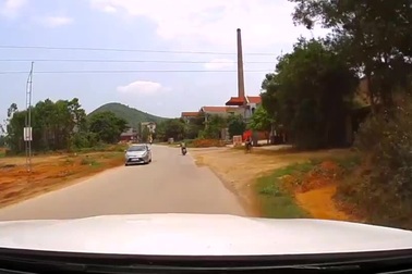 Say rượu lái xe, hai thanh niên đâm thẳng vào xe tải