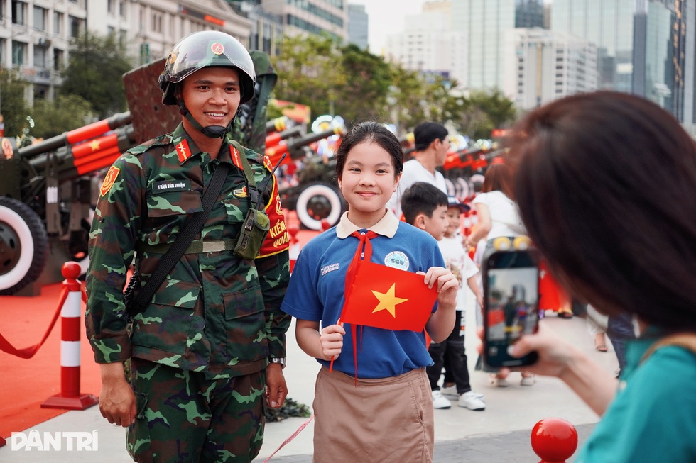 Bé 9 tháng làm chiến sĩ nhỏ, check-in cùng dàn pháo lễ tại bến Bạch Đằng - 3 Bé 9 tháng làm chiến sĩ nhỏ, check-in cùng dàn pháo lễ tại bến Bạch Đằng - 3