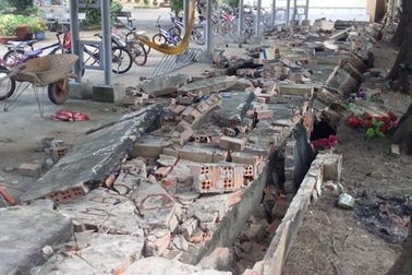 Tường rào trường tiểu học đổ sập đè bẹp 20 xe đạp học sinh