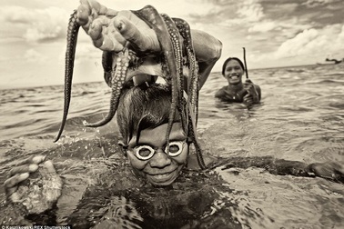 Khám phá cuộc sống của bộ lạc "người cá"