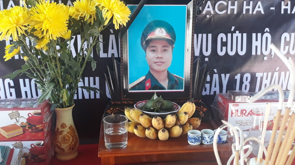 Vợ liệt sĩ vụ sạt lở ở Quảng Trị chịu tang chồng trong khu cách ly - 1 Vợ liệt sĩ vụ sạt lở ở Quảng Trị chịu tang chồng trong khu cách ly - 1