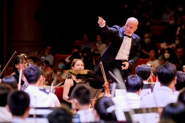 Ca sĩ Mỹ Anh hát với Dàn nhạc giao hưởng Trẻ