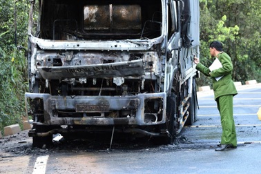 Xe tải bốc cháy dữ dội trên đèo Mimosa ở Đà Lạt