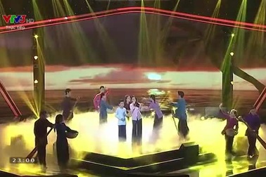 Công Quốc ngọt ngào bên HLV Cẩm Ly