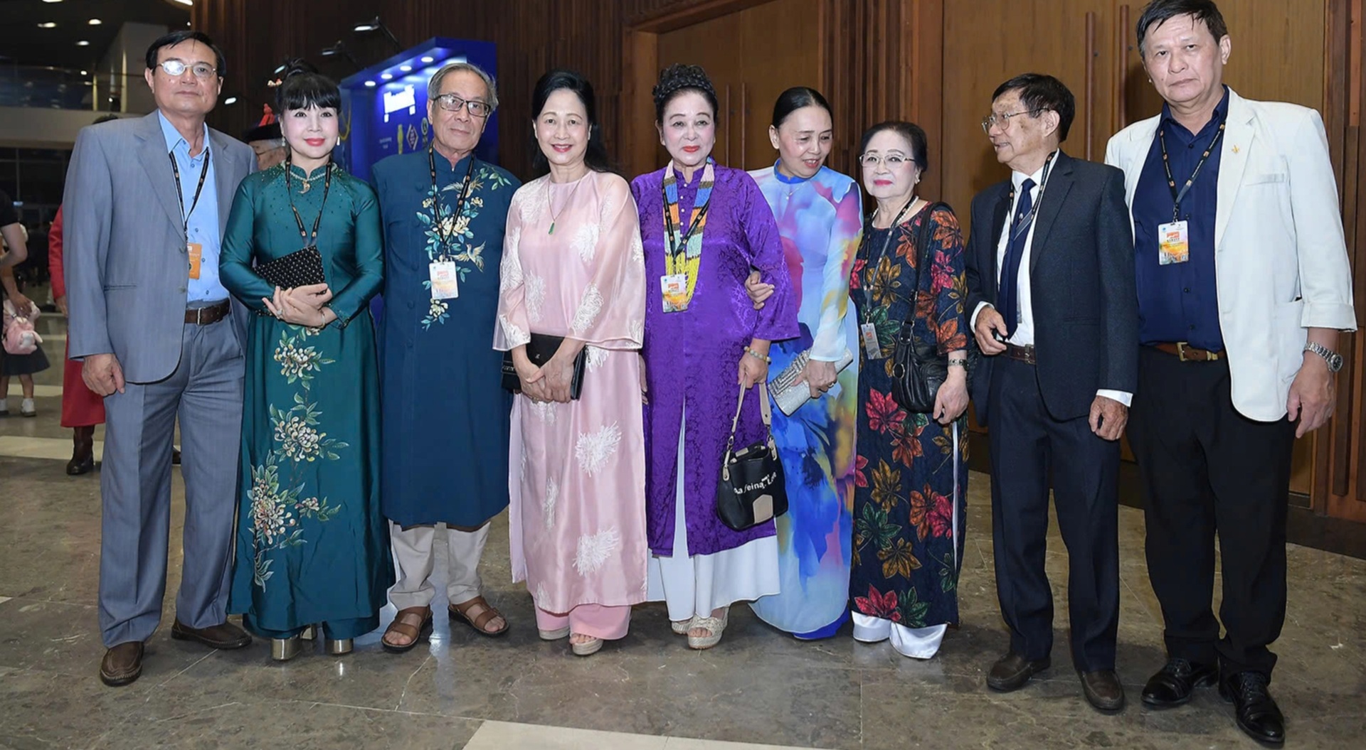 Lan Hương Em bé Hà Nội và dàn nghệ sĩ gạo cội hội tụ ở thảm đỏ DANAFF III - 2 Lan Hương Em bé Hà Nội và dàn nghệ sĩ gạo cội hội tụ ở thảm đỏ DANAFF III - 2