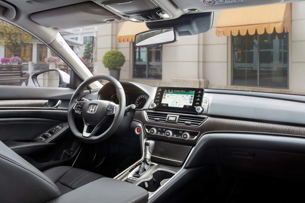 Đối thủ của Toyota Camry chạm “đáy” mới, hạ giá gần 300 triệu đồng - 2 Đối thủ của Toyota Camry chạm “đáy” mới, hạ giá gần 300 triệu đồng - 2