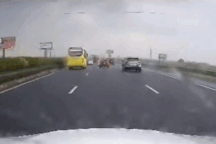 Ô tô con bị chém rách lốp vì đâm phải khúc gỗ rơi trên đường cao tốc