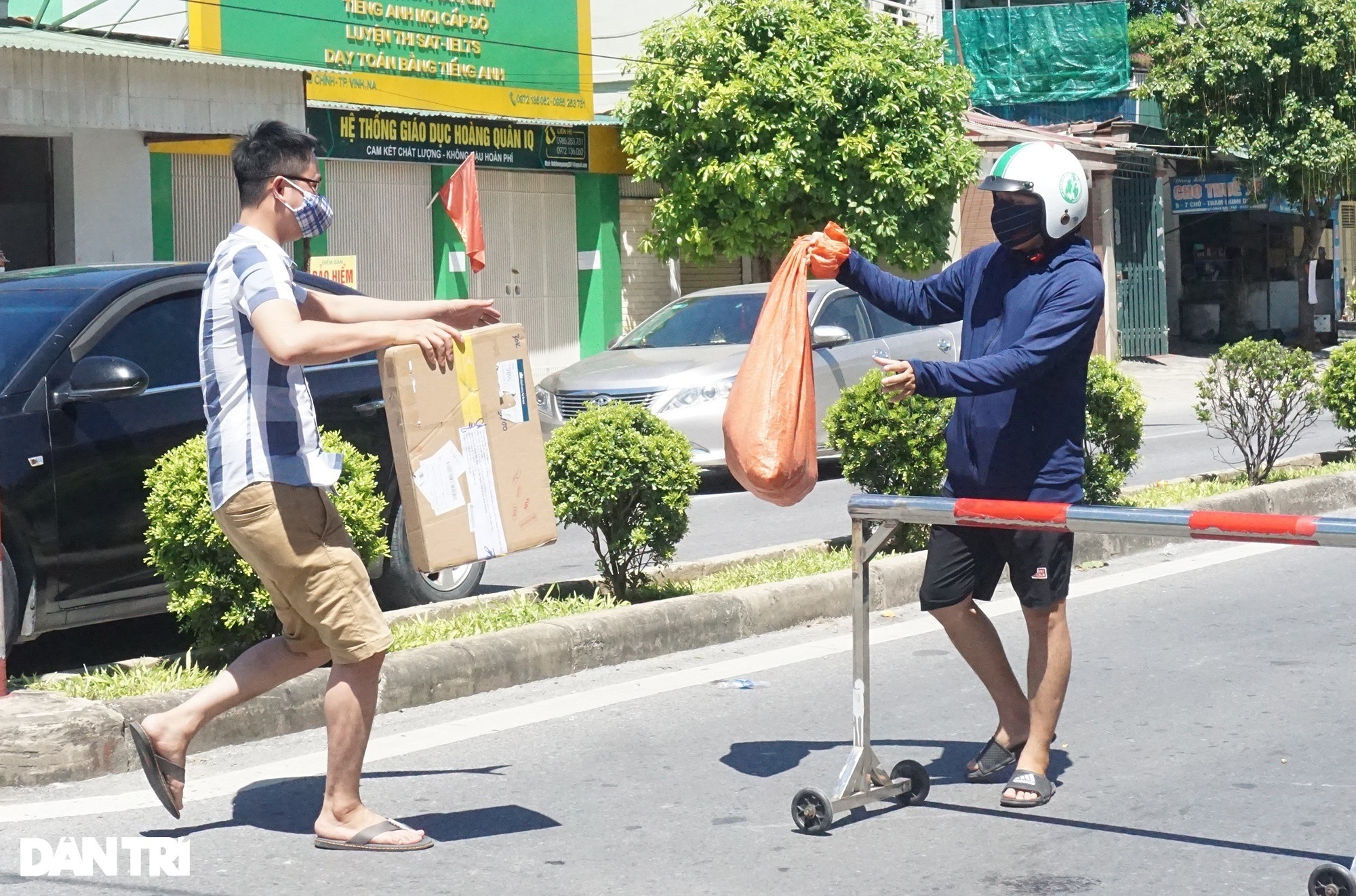 Ngày đầu TP Vinh cách ly: Bản hợp đồng tiền tỷ được ký tại chốt kiểm dịch - 10 Ngày đầu TP Vinh cách ly: Bản hợp đồng tiền tỷ được ký tại chốt kiểm dịch - 10