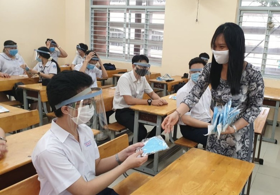 Bố mẹ, thầy cô tích cực làm mũ che giọt bắn, bác sĩ nói không cần thiết - 2 Bố mẹ, thầy cô tích cực làm mũ che giọt bắn, bác sĩ nói không cần thiết - 2