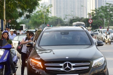 Thí sinh Hà Nội đi thi lớp 10 bằng “xế hộp” đắt tiền