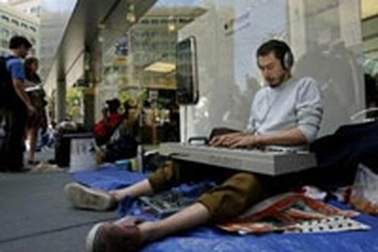 Hàng nghìn người xếp hàng chờ mua Apple iPhone