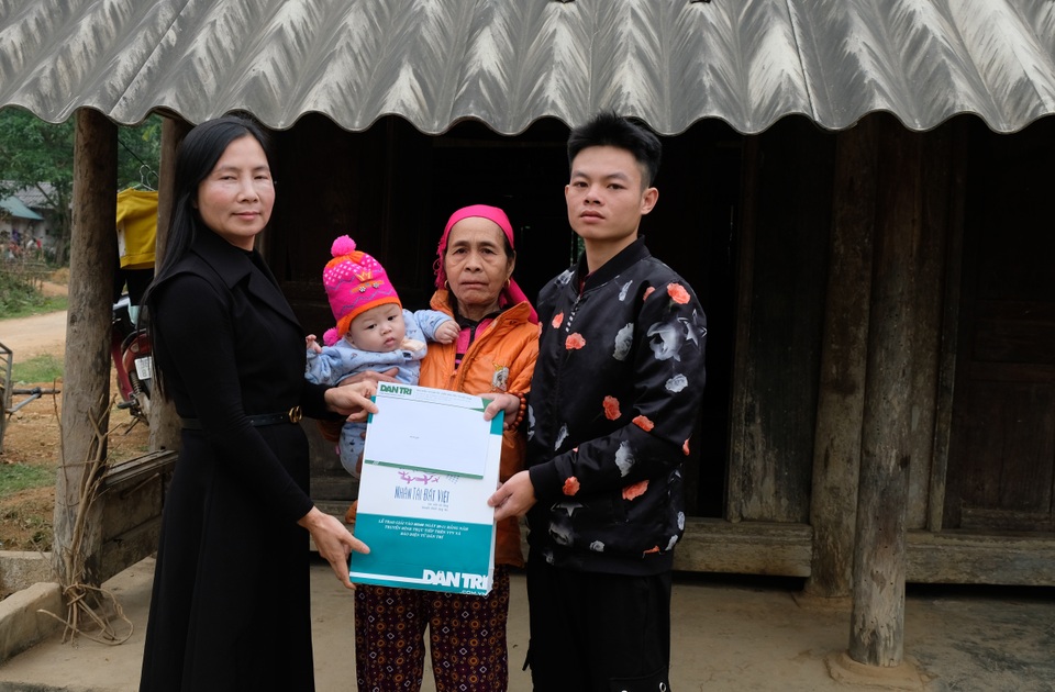 Trao gần 165 triệu đồng đến gia đình bé 5 tháng tuổi bệnh tật, mồ côi mẹ - 1 Trao gần 165 triệu đồng đến gia đình bé 5 tháng tuổi bệnh tật, mồ côi mẹ - 1