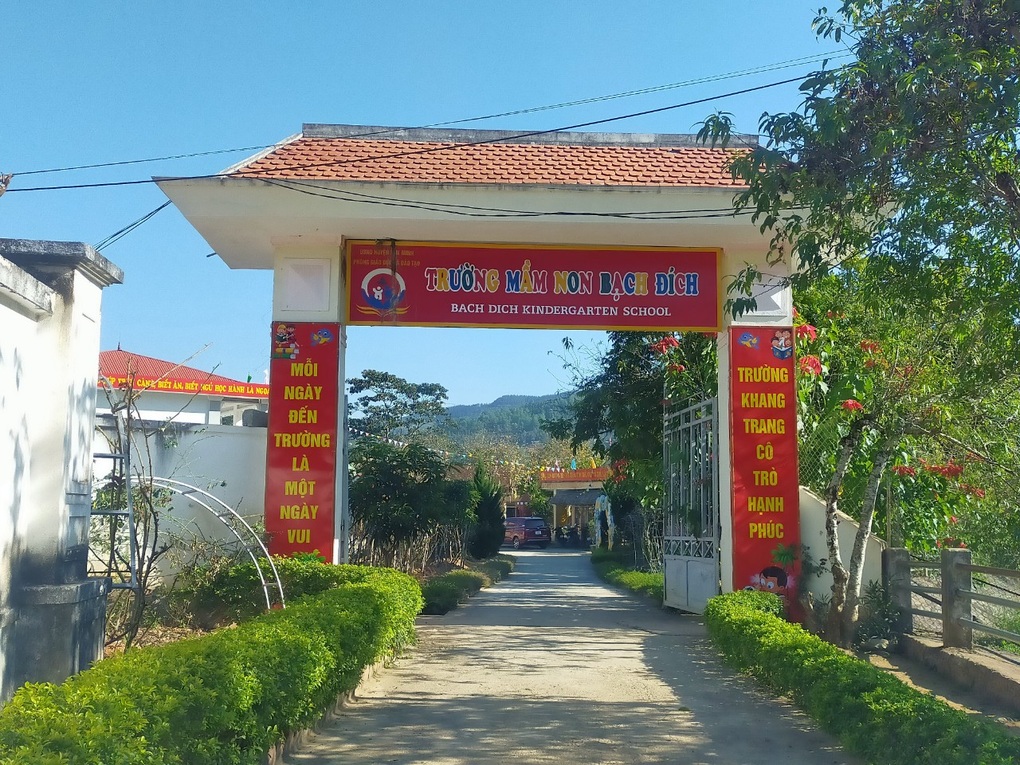 Tạm đình chỉ một hiệu trưởng do liên quan tiền hỗ trợ học sinh - 1 Tạm đình chỉ một hiệu trưởng do liên quan tiền hỗ trợ học sinh - 1