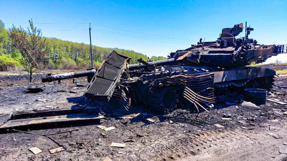 View - Chiến sự Ukraine 6/5: Xe tăng "rùa" Nga đột thủng phòng tuyến Krasnogorivka | Báo Dân trí