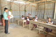 Xót xa nhìn học sinh rèn chữ trong “hộp tôn”