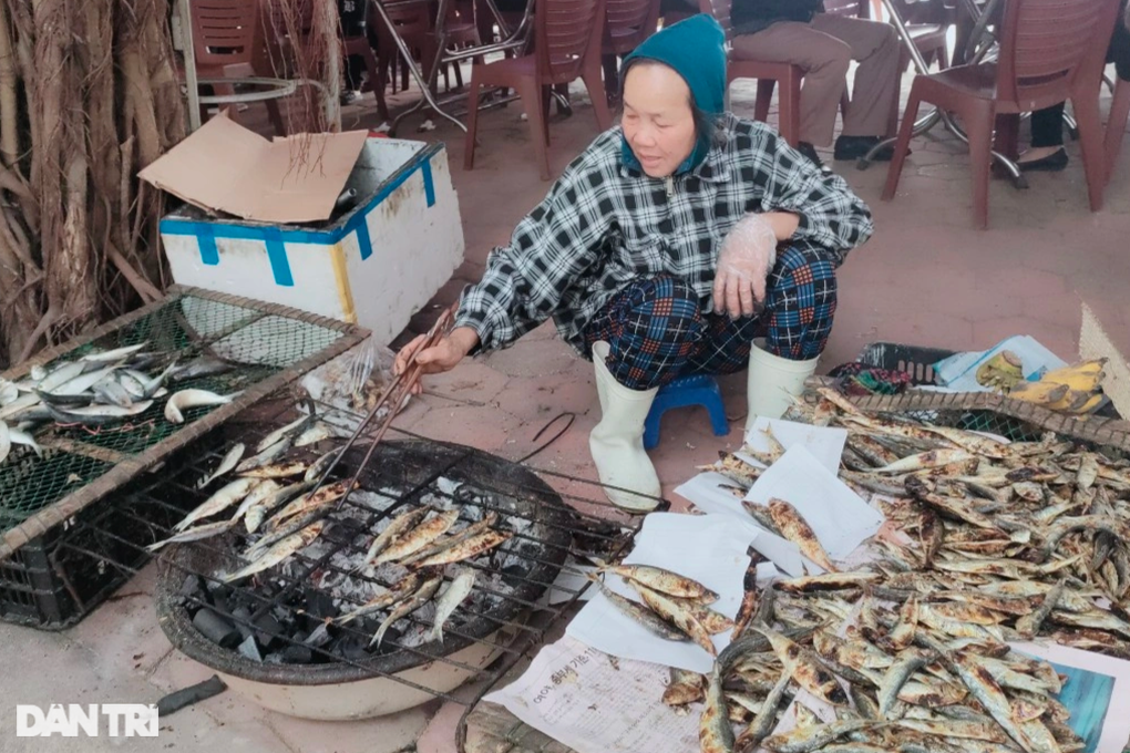 Nghề nướng cá dưới chân ngôi đền linh thiêng ở xứ Nghệ - 4 Nghề nướng cá dưới chân ngôi đền linh thiêng ở xứ Nghệ - 4