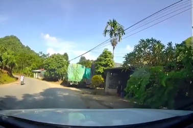 Phóng nhanh không làm chủ tốc độ, xe máy lao thẳng vào ô tô ngược chiều