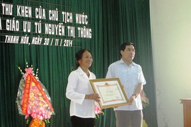 Trao thư khen của Chủ tịch nước đến các nhà giáo tận tụy với nghề