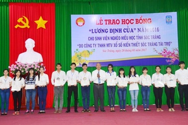 Trao học bổng Lương Định Của cho sinh viên nghèo hiếu học