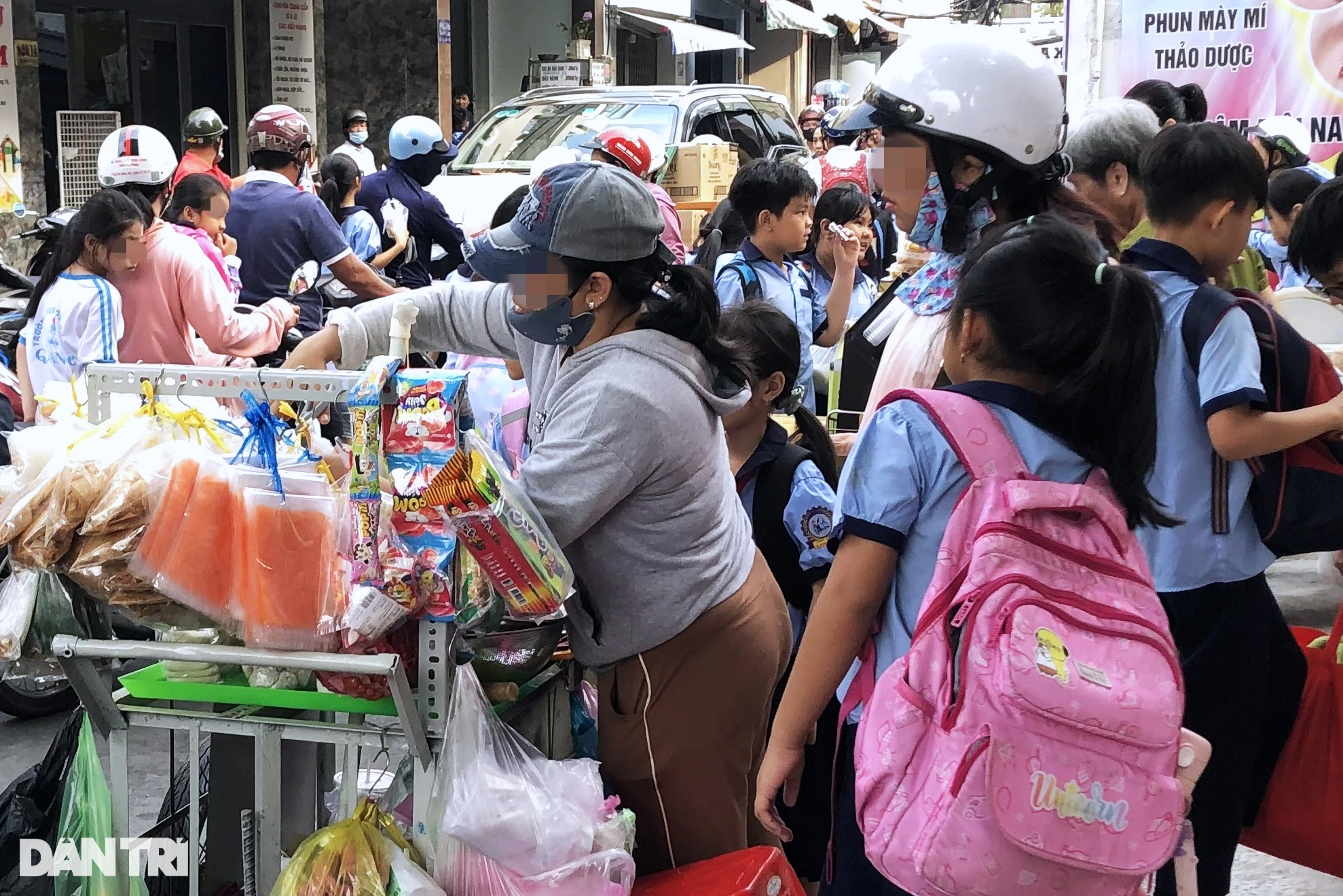 Nhiều nguy cơ khi học sinh ăn thực phẩm bán qua mạng: Im lặng là đồng lõa - 1 Nhiều nguy cơ khi học sinh ăn thực phẩm bán qua mạng: Im lặng là đồng lõa - 1