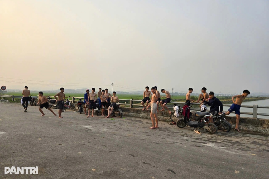Thanh thiếu niên nhào lộn, tắm kênh ngày nắng nóng: Địa phương khuyến cáo - 2