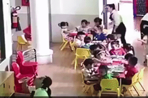 Cô giáo bị buộc thôi việc vì bốc lại đồ ăn giữa nền nhà cho trẻ