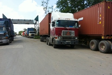 Hàng trăm xe container “vây” cửa khẩu Mộc Bài phản đối phí mới
