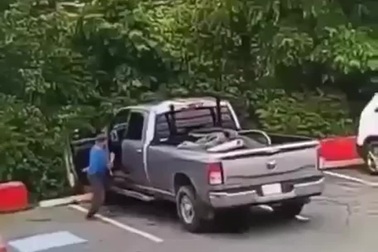 Ô tô lao xuống vực vì tài xế quên kéo phanh tay