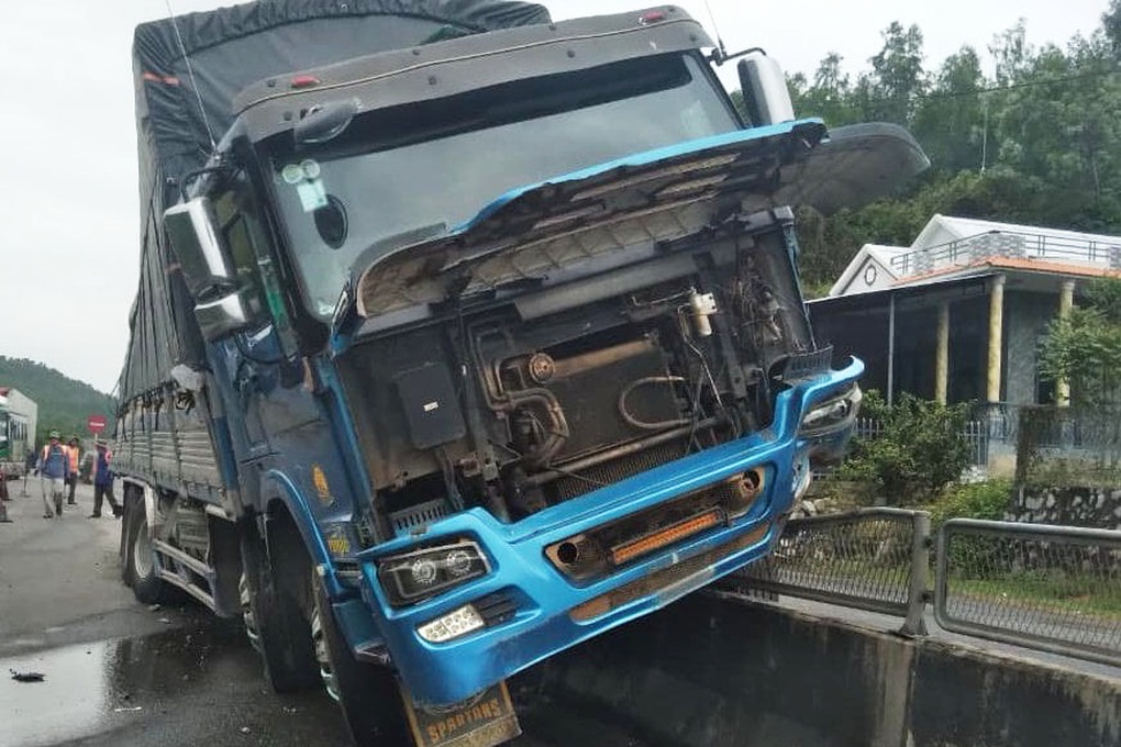 Tài xế ngủ gật, xe tải leo lên dải phân cách - 2 Tài xế ngủ gật, xe tải leo lên dải phân cách - 2