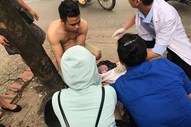 Sản phụ đẻ rơi giữa đường: “Ekip đỡ đẻ” là bác bán nước mía và tài xế taxi