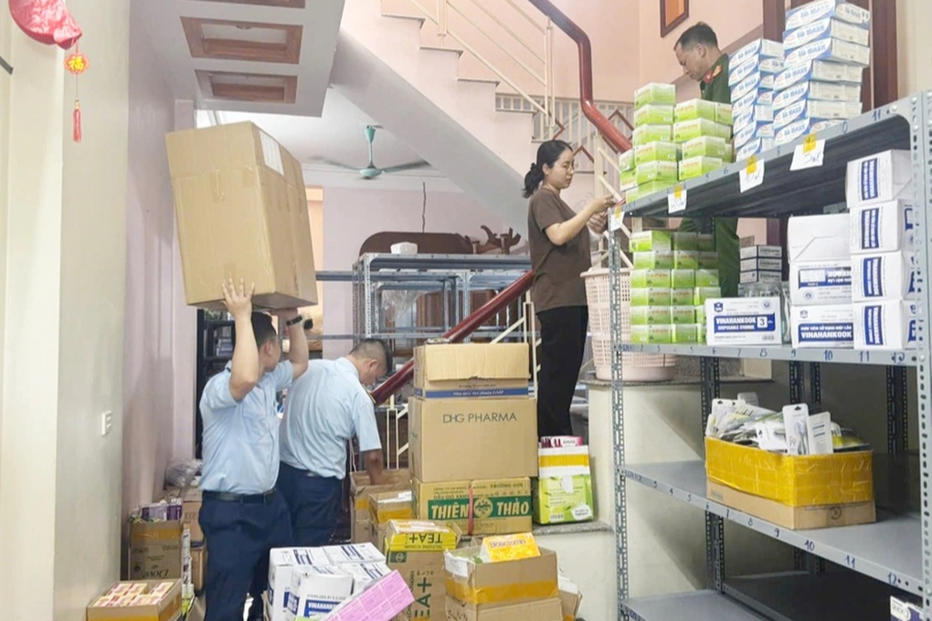 Khởi tố 2 đối tượng buôn bán thuốc giả - 1 Khởi tố 2 đối tượng buôn bán thuốc giả