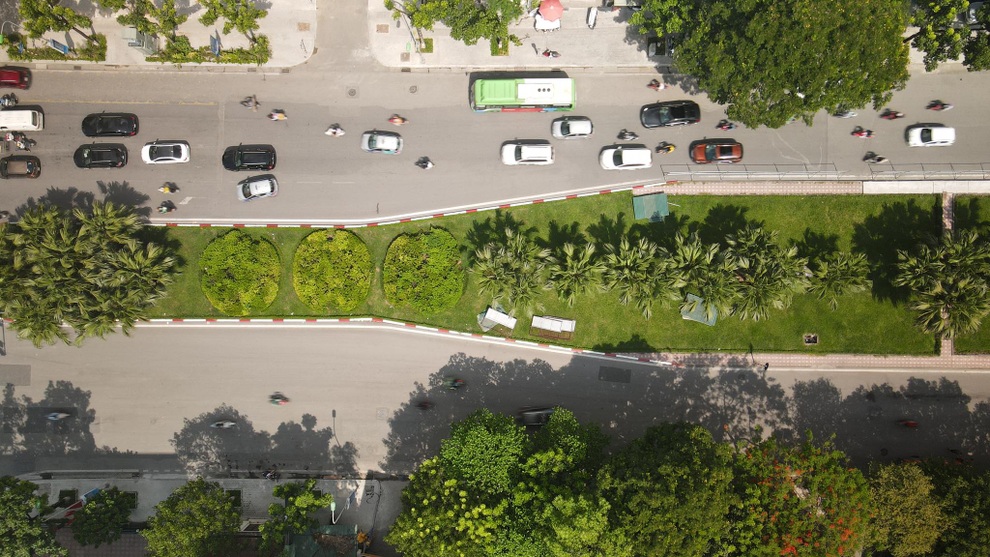 Hà Nội: Tuyến đường đẹp nhất thủ đô trước khi phải xén cây để mở rộng - 2 Hà Nội: Tuyến đường đẹp nhất thủ đô trước khi phải xén cây để mở rộng - 2
