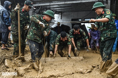 Bộ đội, công an giúp người dân bản Chít gượng dậy sau lũ quét kinh hoàng