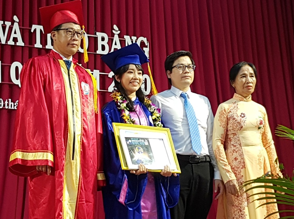 Mời phụ huynh lên bục nhận thưởng cùng con trong lễ tốt nghiệp Đại học - 4 Mời phụ huynh lên bục nhận thưởng cùng con trong lễ tốt nghiệp Đại học - 4