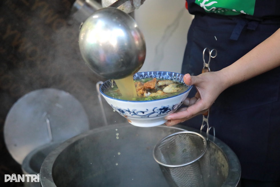 Quán bún cá ở Hà Nội bất ngờ lọt danh sách Michelin, chủ tưởng bị lừa đảo - 6