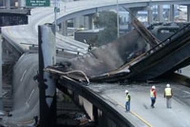 Mỹ: Xe chở xăng bốc cháy gây sập cầu