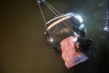 Tìm thấy một thi thể trong chiếc xe ô tô rơi xuống sông