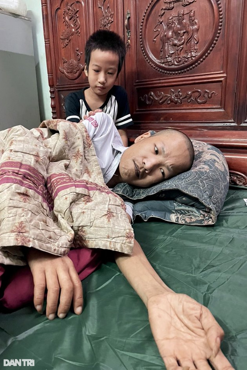 Xót thương cậu bé 8 tuổi nức nở cầu xin mọi người cứu bố bị ung thư hạch - 5 Xót thương cậu bé 8 tuổi nức nở cầu xin mọi người cứu bố bị ung thư hạch - 5