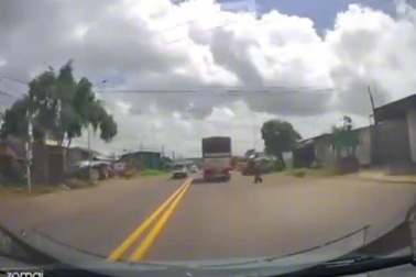 Xe tải tạt đầu, ép xe con lao sang làn đường ngược chiều