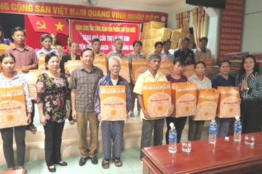 Cảm động với hình ảnh phu nhân Chủ tịch nước đến với bà con vùng lũ