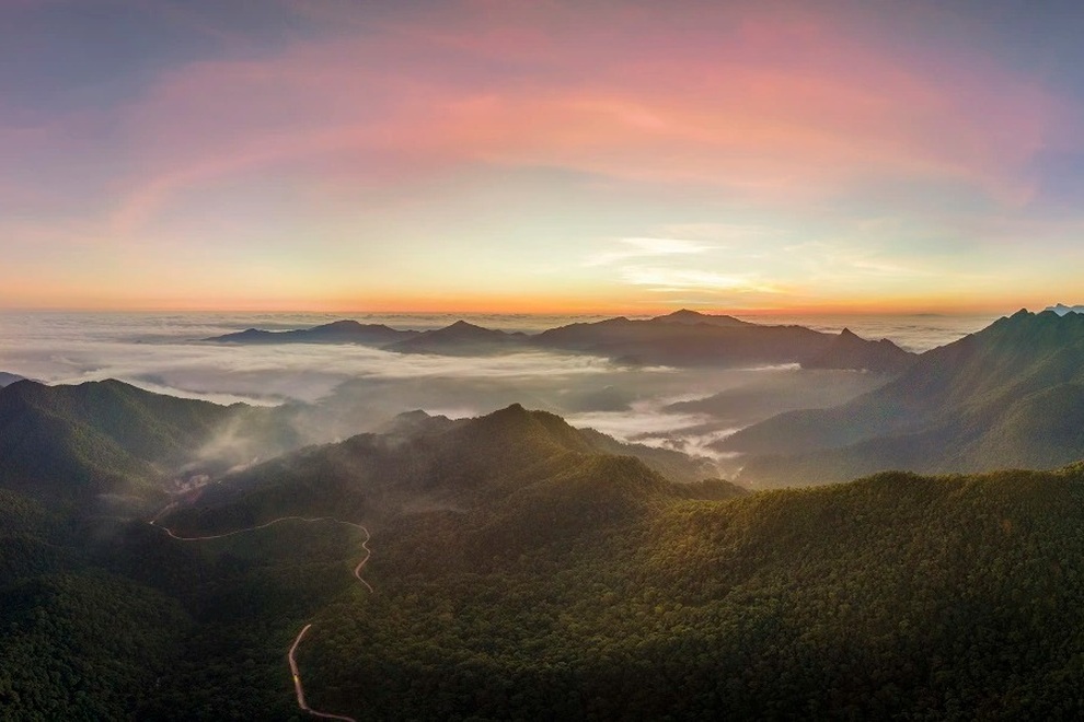 Du khách thích thú đu dây vượt thác cao hơn 50 m giữa rừng già ở Quảng Bình - 1