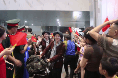 Nữ dân quân xứ Nghệ chia sẻ đặc sản miền Nam khi trở về từ lễ diễu binh