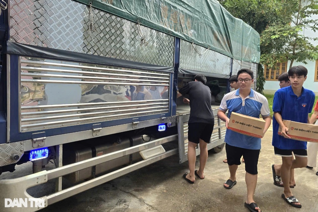 Trao 90 thùng nước tới Trường Dân tộc nội trú THPT tỉnh Tuyên Quang - 2 Trao 90 thùng nước tới Trường Dân tộc nội trú THPT tỉnh Tuyên Quang - 2