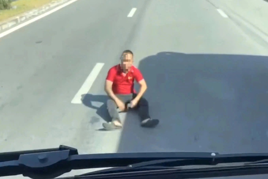 Xác minh tài xế xe khách lao ra ngồi giữa đường chặn đầu ô tô đang chạy - 1 Xác minh tài xế xe khách lao ra ngồi giữa đường chặn đầu ô tô đang chạy - 1